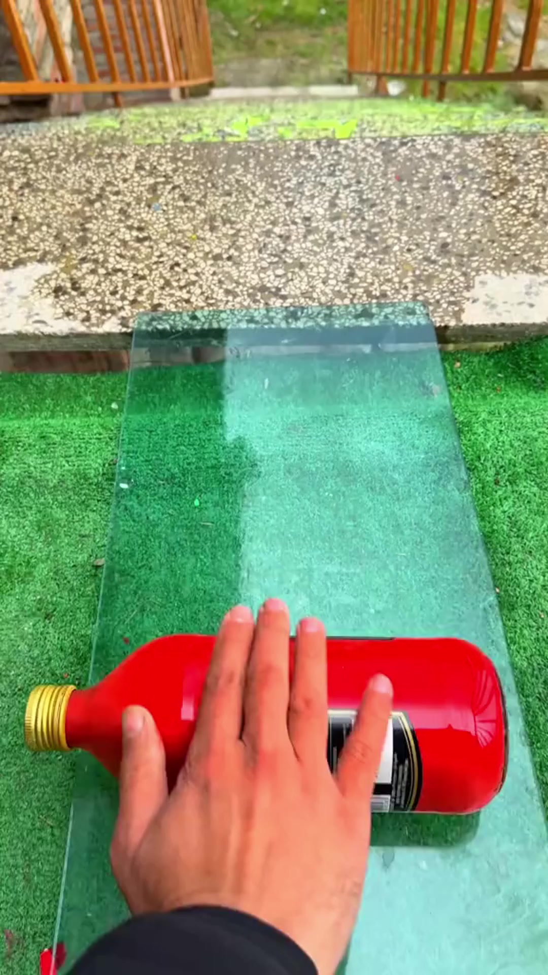 海港场边指挥情绪激动，利物浦队员怒摔水瓶